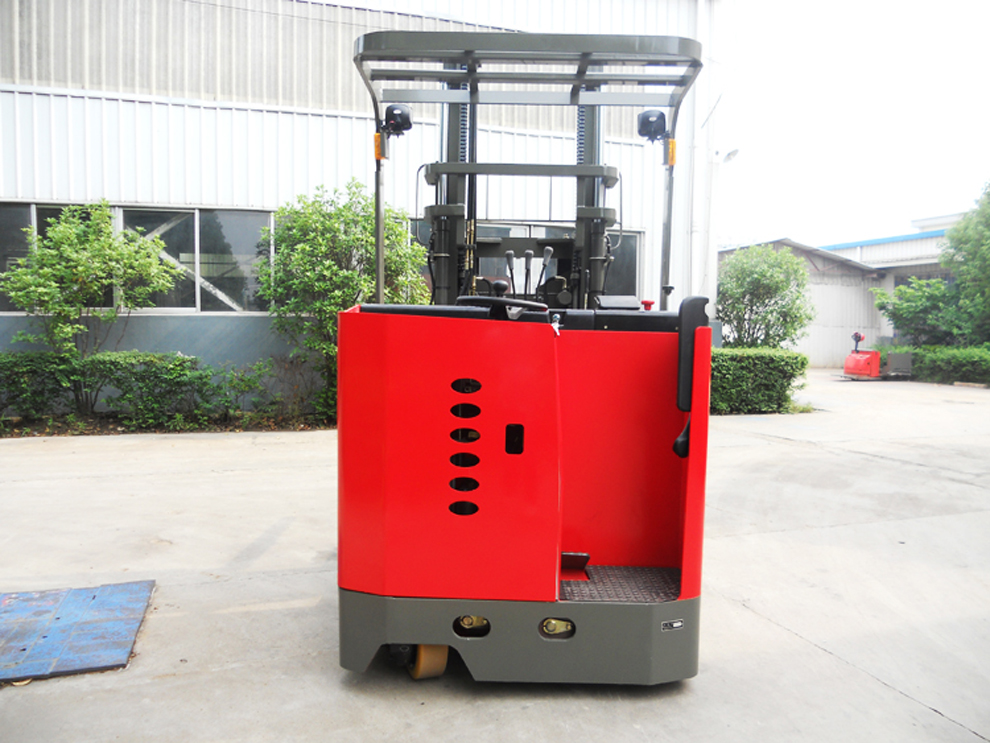 MF reach stacker